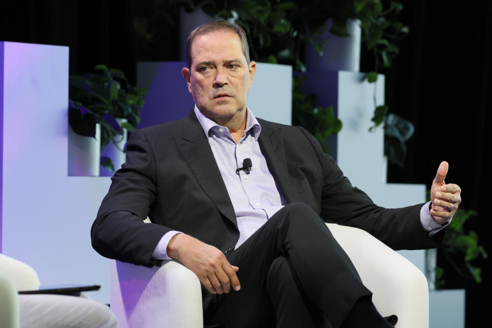 NUEVA YORK, NUEVA YORK - 21 DE MAYO: Chuck Robbins, presidente y director ejecutivo de Cisco, habla en el escenario durante el Future of Everything Festival del Wall Street Journal en Spring Studios el 21 de mayo de 2024 en la ciudad de Nueva York. (Foto de Dia Dipasupil/Getty Images)