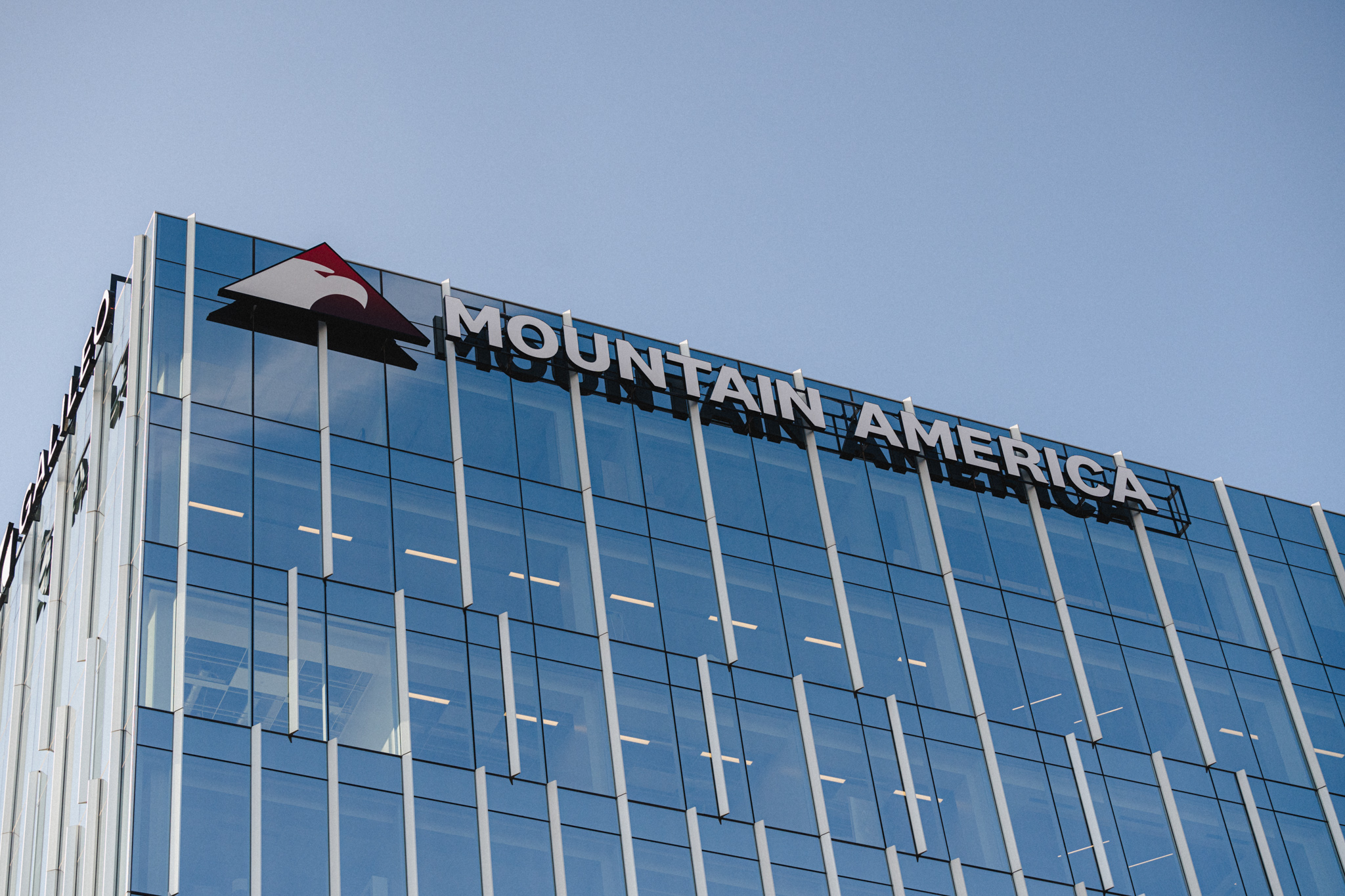 Mountain America Credit Union logra el primer puesto a nivel nacional en depósitos comerciales: el equipo de servicios comerciales de Mountain America obtuvo recientemente la distinción de ser la cooperativa de crédito con mayor depósito comercial