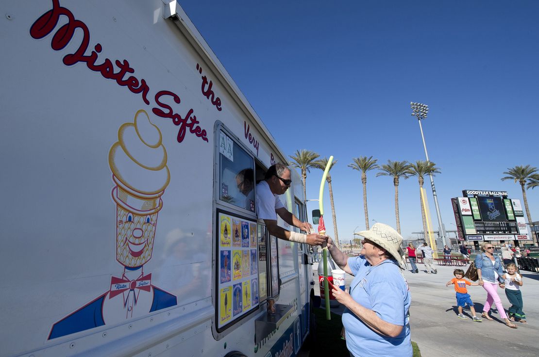 Un camión de Mister Softee durante un partido de béisbol de entrenamiento de primavera en Goodyear, Arizona, en 2013.