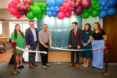 Reliant y la Escuela de Negocios Mays de Texas A&M celebran la inauguración de la nueva Oficina de Experiencia Estudiantil de Reliant con una ceremonia de inauguración el 22 de agosto de 2024. En la foto, de izquierda a derecha, aparecen Sophia Villarreal, el Dr. Nate Sharp, Rasesh Patel, John Morris, Taylor Henderson y la Dra. Shannon Deer. (Foto: Business Wire)