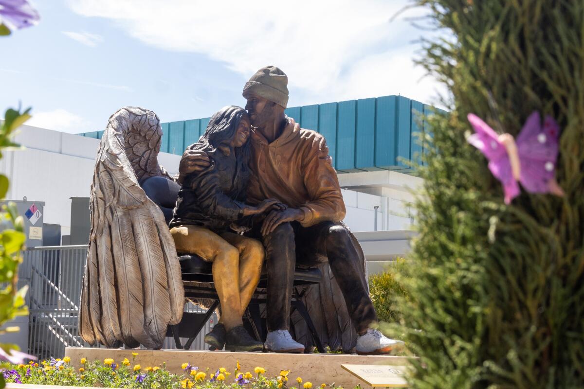 La segunda estatua de Kobe Bryant fuera del Crypto.com Arena lo presenta a él y a su hija Gianna