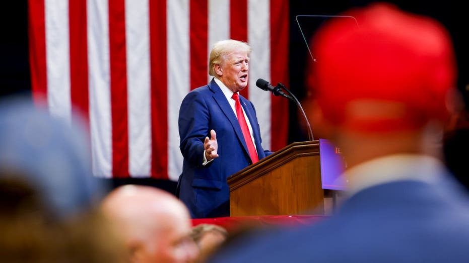 Trump hablando en un mitin de campaña