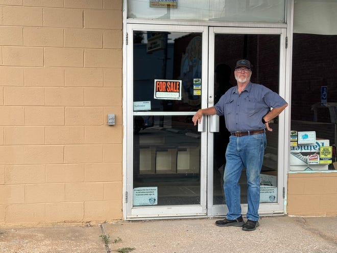 Douglas Nech afuera de su tienda de comestibles ahora cerrada en Kansas en agosto de 2024.