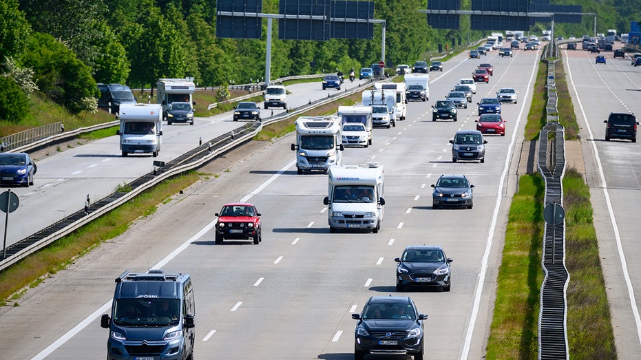 Coches circulando por la autopista