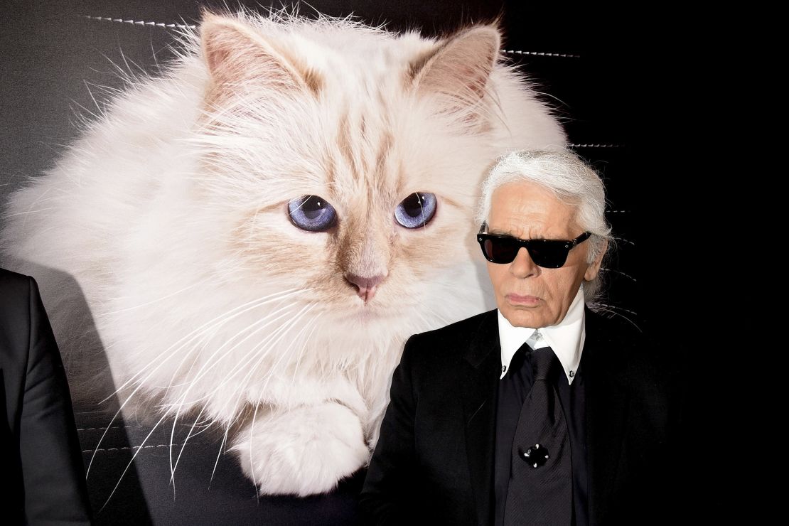 Karl Lagefeld en una presentación de su calendario fotográfico 'Corsa Karl y Choupette' en el Palazzo Italia en Berlín, Alemania, el 3 de febrero de 2015. Lagerfeld tomó las fotografías de su gata Choupette para el calendario.