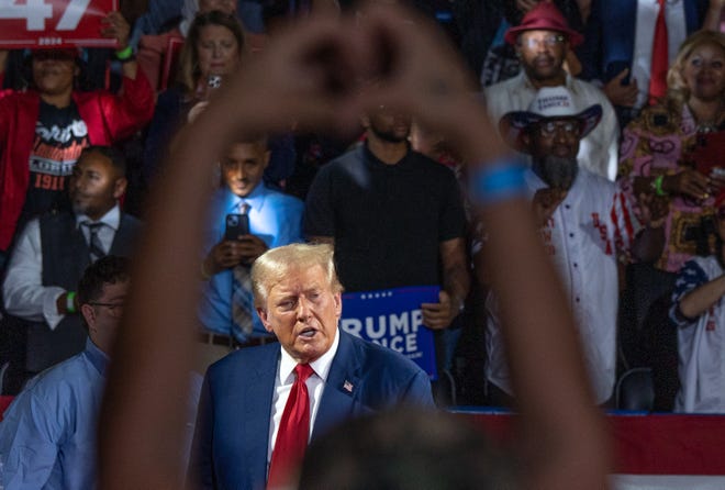 El expresidente Donald Trump abandona el escenario después de hablar ante una audiencia durante una reunión municipal en el Dort Financial Center en Flint, Michigan, el martes 17 de septiembre de 2024.