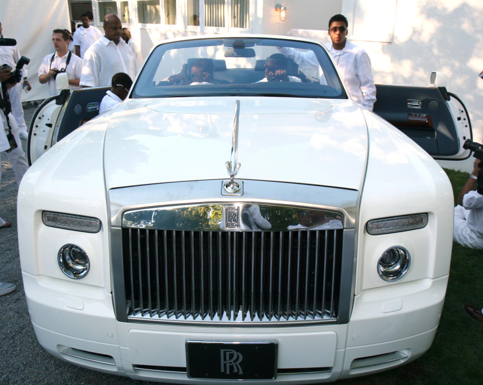 Un Rolls-Royce blanco en una fiesta de Combs.