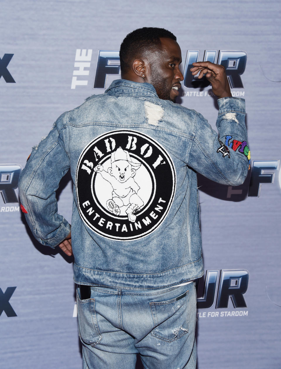 Combs muestra una chaqueta vaquera con el logo de Bad Boy Entertainment en la espalda.