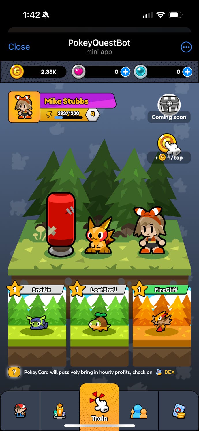 Una captura de pantalla de Pokey Quest, en la que un entrenador y una criatura parecida a Pikachu aparecen junto a un saco de boxeo.