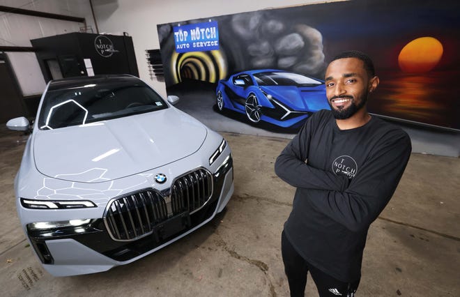 AJ Jaramillo de Brockton es propietario de Top Notch Auto Service, una empresa de detallado de automóviles y tintado de ventanas en East Bridgewater, vista aquí el jueves 19 de septiembre de 2024.