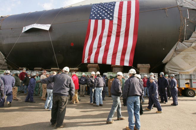 Los trabajadores se reúnen para una fotografía grupal ceremonial en las instalaciones de Electric Boat en Quonset Point en 2009.