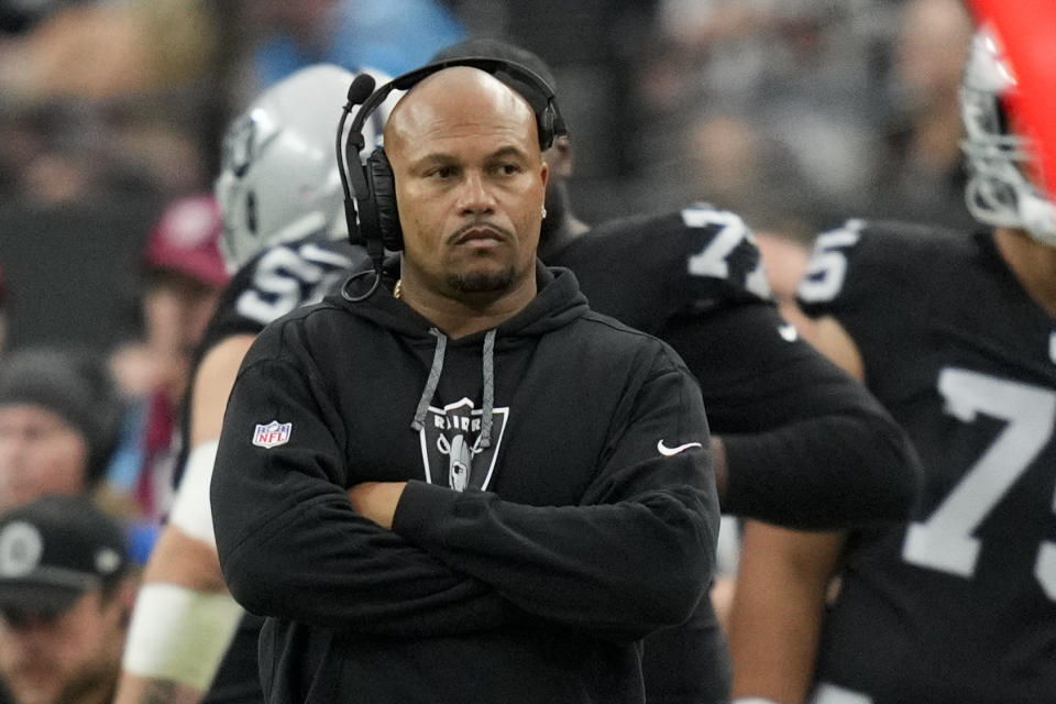 Antonio Pierce insinuó el domingo que algunos puestos de trabajo de los Raiders no están a salvo. (Foto AP/John Locher)