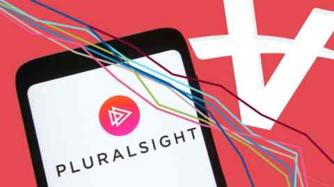 Una ilustración de un logotipo de Pluralsight en un teléfono, un logotipo de Vista Equity Partners y un gráfico