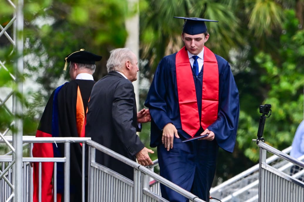 Barron Trump, hijo del expresidente estadounidense Donald Trump y la exprimera dama Melania Trump, participa en su graduación en la Academia Oxbridge en Palm Beach, Florida, el 17 de mayo de 2024. 