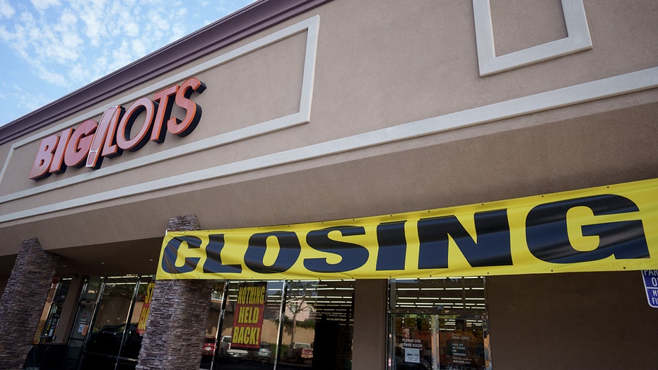 Big Lots con cartel de cierre de tienda en Los Ángeles