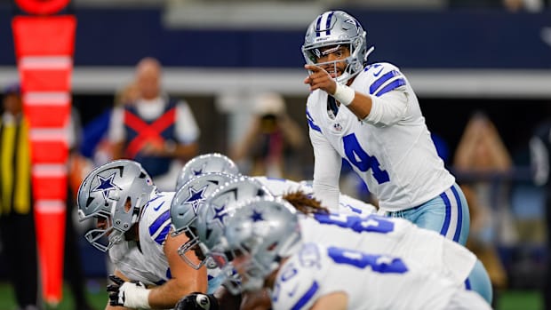 dak-prescott-cowboys-apuntando-al-centro