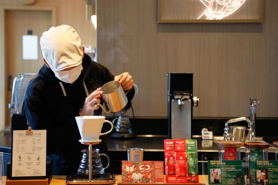 Un barista prepara café en la tienda Starbucks Beijing Xitieying Wanda en Beijing, capital de China, el 23 de noviembre de 2023. En la actual Exposición Internacional de la Cadena de Suministro de China CISCE, el gigante estadounidense del café Starbucks ha atraído una gran atención a través de su cadena industrial de café y sus productos. Starbucks llegó a China continental en 1999 y ahora opera más de 6.800 tiendas en más de 250 ciudades de China. En 2012, se estableció un Centro de Apoyo a los Agricultores de Starbucks en Pu'er, provincia de Yunnan, el primero de su tipo en Asia, para impulsar aún más la comunidad local de agricultores de café. En 2017, Starbucks abrió una sucursal de Roastery en Shanghái, la segunda después de la de Seattle, en el estado de Washington, en el Pacífico occidental de Estados Unidos. Este septiembre, Starbucks abrió un nuevo parque de innovación del café en Kunshan, provincia de Jiangsu, la mayor inversión de fabricación y distribución de la compañía fuera de Estados Unidos. (Foto de Liu Mengqi/Xinhua vía Getty Images)