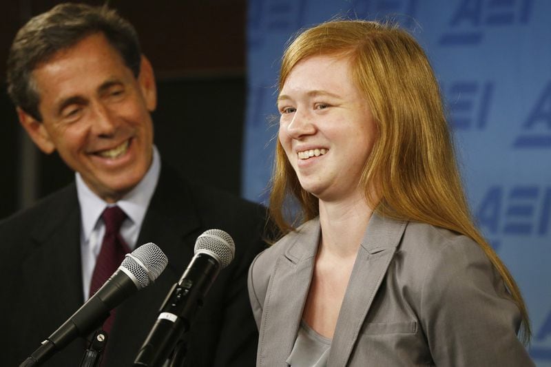 Abigail Fisher, quien demandó a la Universidad de Texas cuando no le ofrecieron un lugar en el campus insignia de la universidad en Austin en 2008, junto con Edward Blum del Proyecto de Representación Justa, hablan en una conferencia de prensa en el American Enterprise Institute en Washington el lunes 24 de junio de 2013. El fallo de la Corte Suprema de los Estados Unidos sobre la acción afirmativa en la educación superior no tendrá 