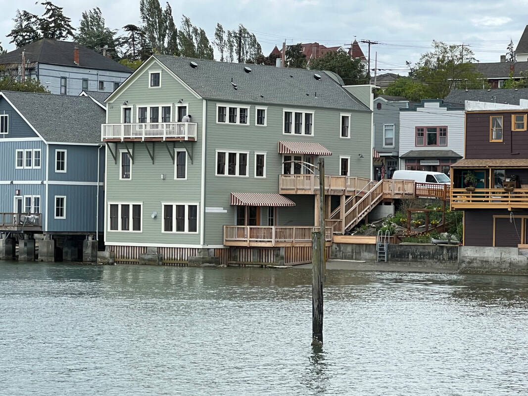 El edificio ubicado en 12 Front Street en Coupeville tiene tres niveles, dos de los cuales actualmente se utilizan para alojamiento. Los alquileres a corto plazo en el nivel de la calle no están permitidos según el código municipal. (Foto de saltyvons.com)