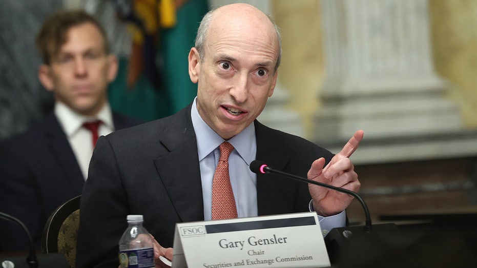 El presidente de la SEC, Gary Gensler, participa en una reunión del Consejo de Supervisión de Estabilidad Financiera en el Tesoro de Estados Unidos el 28 de julio de 2023 en Washington, DC. El consejo se reunió para brindar una actualización sobre el Comité de Riesgo Financiero relacionado con el Clima del Consejo y habló sobre la transición de la tasa LIBOR. (Foto de Kevin Dietsch/Getty Images)