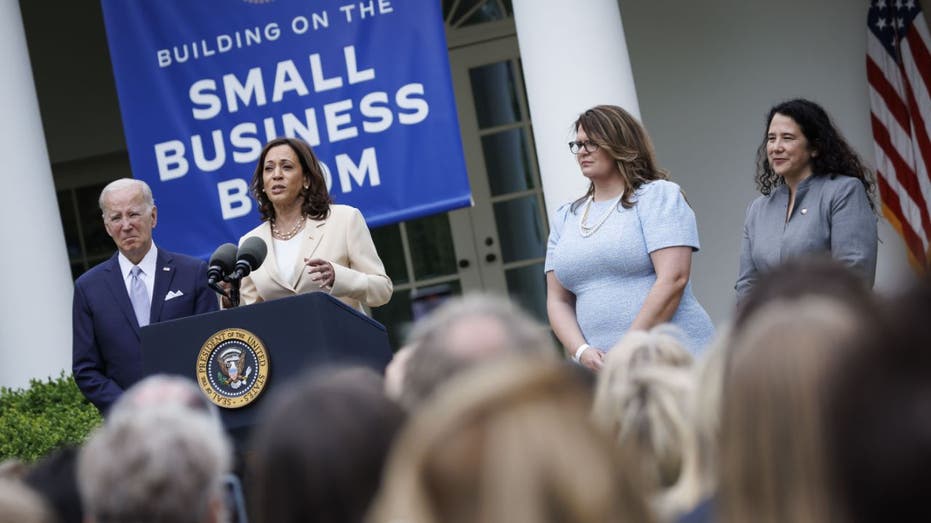 El presidente Biden, el vicepresidente Harris y el administrador de la SBA