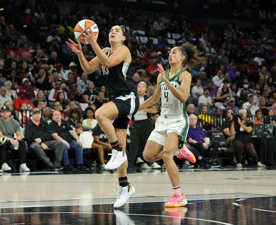 LAS VEGAS, NEVADA - 24 DE SEPTIEMBRE: Kelsey Plum #10 de Las Vegas Aces conduce hacia la canasta por delante de Skylar Diggins-Smith #4 de Seattle Storm en el tercer cuarto del segundo juego de la primera ronda de los Playoffs de la WNBA 2024 en el Michelob ULTRA Arena el 24 de septiembre de 2024 en Las Vegas, Nevada. Las Aces derrotaron a Storm 83-76 para ganar la serie dos juegos a ninguno. NOTA PARA EL USUARIO: El usuario reconoce y acepta expresamente que, al descargar o usar esta fotografía, acepta los términos y condiciones del Acuerdo de licencia de Getty Images. (Foto de Ethan Miller/Getty Images)