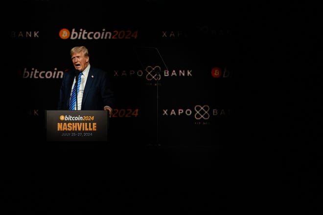 NASHVILLE, TENNESSEE - 27 DE JULIO: El expresidente Donald Trump da un discurso de apertura en el tercer día de la conferencia Bitcoin 2024 en el Music City Center el 27 de julio de 2024 en Nashville, Tennessee. La conferencia, que está dirigida a los entusiastas de Bitcoin, cuenta con múltiples espacios de entretenimiento y vendedores y seminarios a cargo de celebridades y políticos.