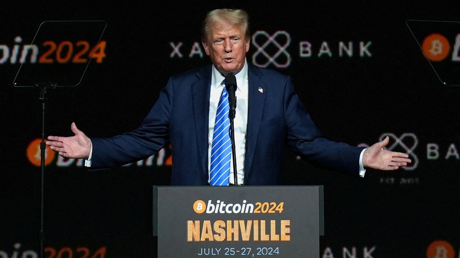 El candidato presidencial republicano y expresidente Donald Trump hace un gesto en el evento Bitcoin 2024 en Nashville, Tennessee, el 27 de julio de 2024.