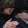 La vicepresidenta Harris consuela a una mujer mientras recorre los daños causados ​​por el huracán Helene en el barrio Meadowbrook de Augusta, Georgia, el 2 de octubre.