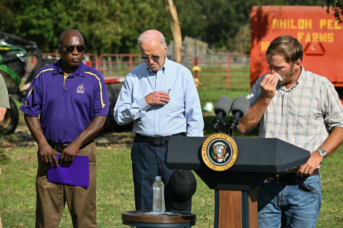 El presidente Biden se santigua después de que Buck Paulk de Shiloh Pecan Farm, en Ray City, Georgia, dirigiera una oración el 3 de octubre de 2024.eorgia, el 3 de octubre de 2024, después de que Biden recorriera las áreas impactadas por el huracán Helene. (Foto de Mandel NGAN/AFP) (Foto de MANDEL NGAN/AFP vía Getty Images)