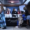 El vicepresidente Harris entrega comida a la gente en el Centro Comunitario Henry Brigham en Augusta, Georgia, el 2 de octubre de 2024, durante un recorrido por los daños causados ​​por huracanes en el área.