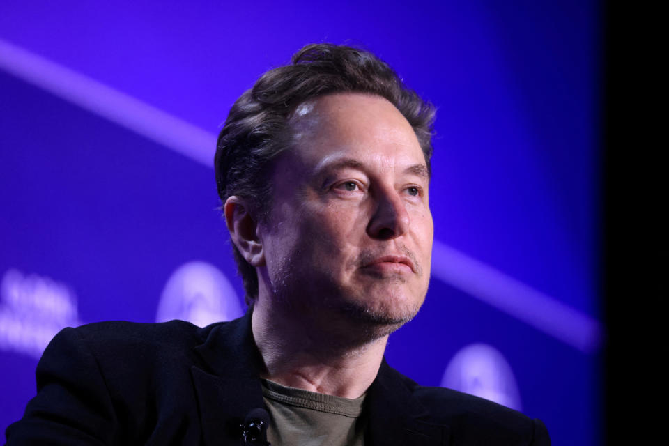 FOTO DE ARCHIVO: Elon Musk, director ejecutivo de SpaceX y Tesla y propietario de X, observa durante las sesiones de la conferencia global Milken Conference 2024 en el Beverly Hilton de Beverly Hills, California, EE. UU., el 6 de mayo de 2024. REUTERS/David Swanson/Archivo Foto