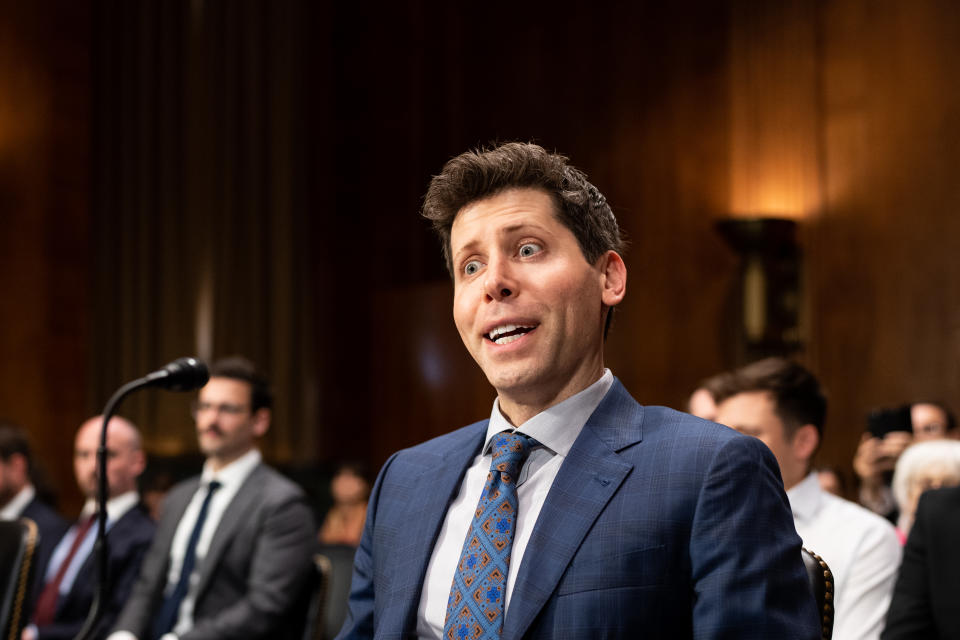 WASHINGTON - 16 DE MAYO: Sam Altman, director ejecutivo de OpenAI, reacciona ante las cámaras mientras toma asiento antes del inicio de la audiencia del Subcomité Judicial del Senado sobre Privacidad, Tecnología y Derecho. 