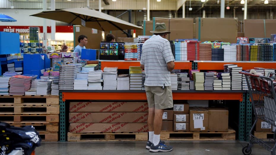 Cliente mirando libros en Costco.