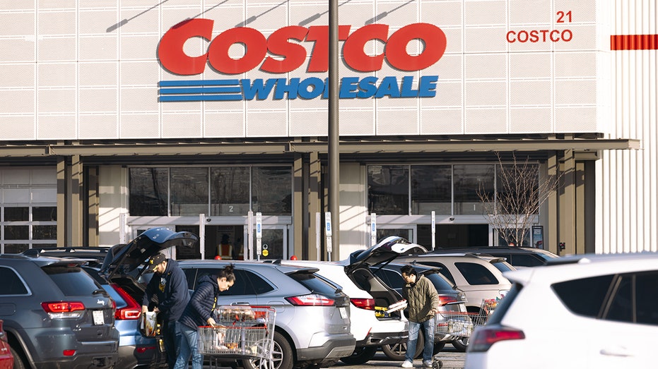 Afuera de NJ, los compradores de Costco cargan sus autos