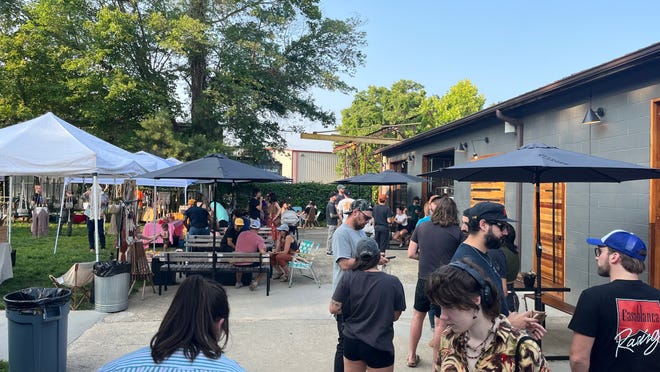 La cervecería rápidamente se convirtió en un centro tanto para locales como para turistas.