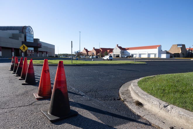 Los nuevos propietarios de Holland Town Center han invertido en repavimentar el estacionamiento, pintar líneas nuevas y comenzar mejoras en los edificios existentes.