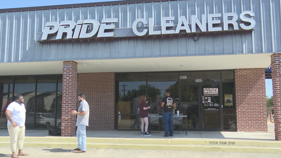 Pride Cleaners en la intersección de E 29th Street y Carter Creek Pkwy en Bryan.