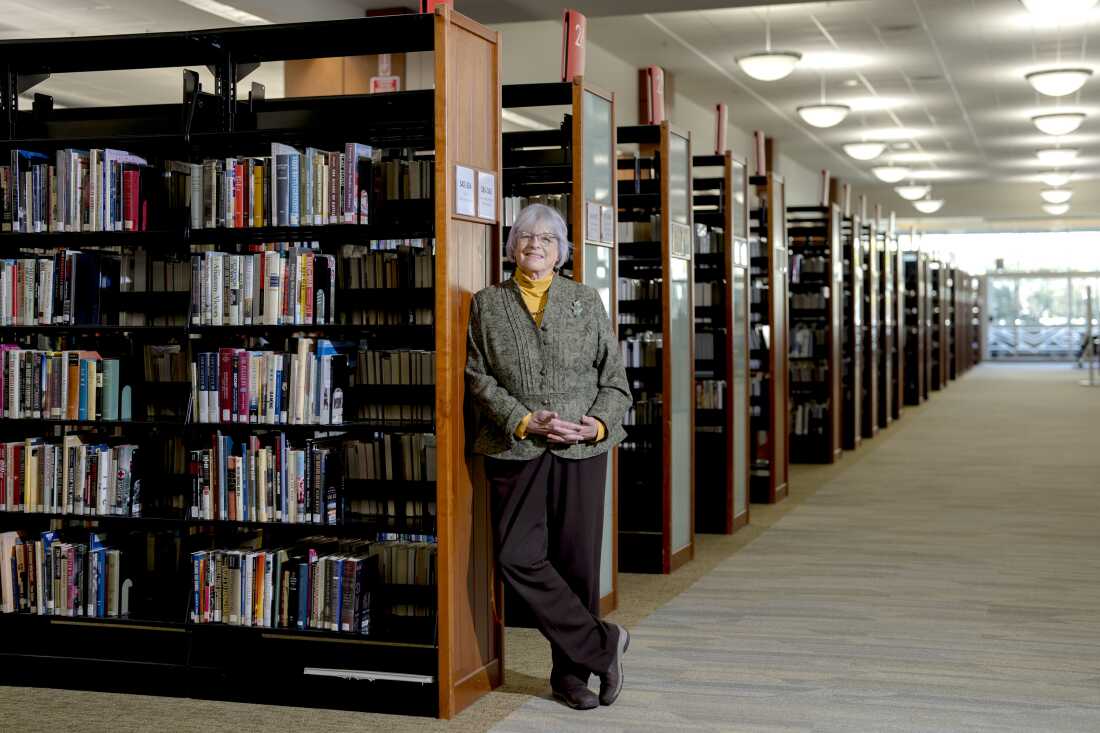 Linda Lucas, bibliotecaria especialista en negocios, posa para un retrato en la biblioteca pública del condado de Toledo Lucas en Toledo, Ohio, el 3 de octubre de 2024.