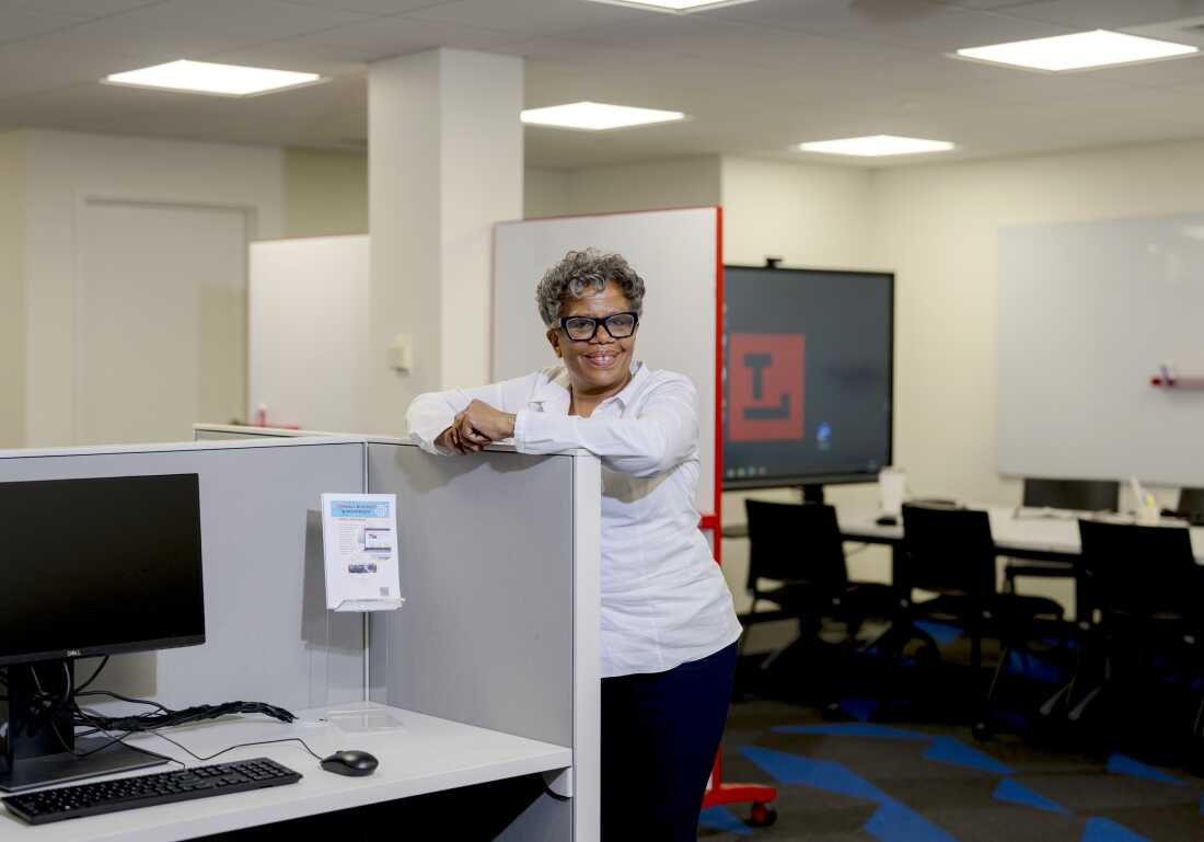 Marsha Hill, fundadora y directora ejecutiva de Families for Fitness Inc., posa para un retrato en el espacio de trabajo para pequeñas empresas y organizaciones sin fines de lucro de la biblioteca pública del condado de Toledo Lucas en Toledo, Ohio, el 3 de octubre de 2024.