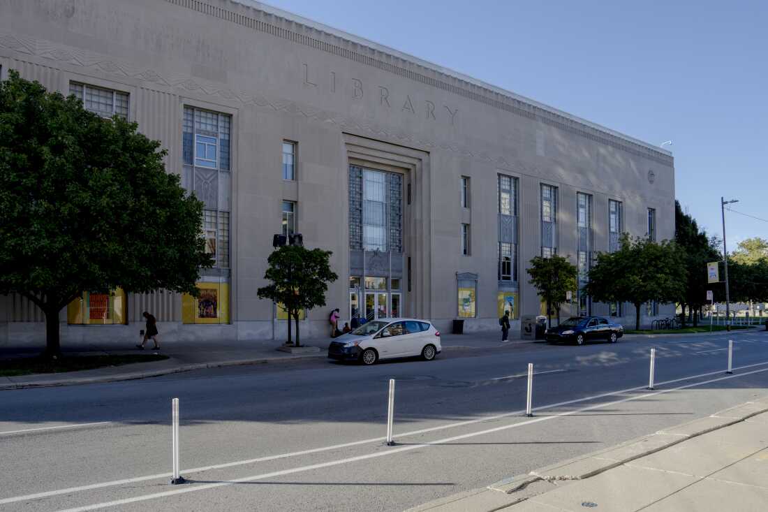 Una vista exterior de la Biblioteca Pública del Condado de Lucas de Toledo.