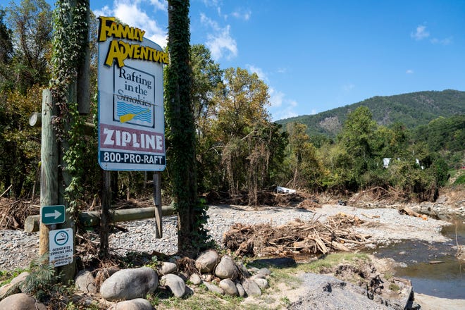 El río Pigeon apenas pasa entre los montones de escombros entre Rafting in the Smokies y su Family Adventure Island. Las inundaciones del huracán Helene arruinaron la isla, causaron daños al equipo de tirolesa y bloquearon el flujo de agua a través del canal debido a los escombros.