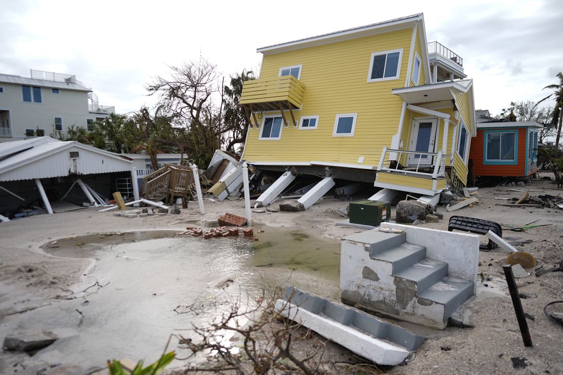 Una casa, en el centro, yace derrumbada de sus pilotes después del paso del huracán Milton, junto a un terreno baldío donde una casa fue arrasada por el huracán Helene, en Bradenton Beach en Anna Maria Island, Florida, el 10 de octubre.