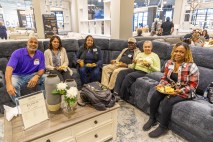 Gary, Alela, Tamuriele, Adam, Edith y Diane en el Business After Hours de la Cámara de Comercio de Clarksville en Furniture Connection el 17 de octubre de 2024. (Wesley Irvin)