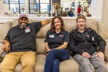 Ralph, Kristy y Dave en el Business After Hours de la Cámara de Comercio de Clarksville en Furniture Connection el 17 de octubre de 2024. (Wesley Irvin)