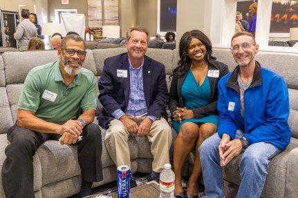 Mercy, John, Ukela y Monty en el Business After Hours de la Cámara de Comercio de Clarksville en Furniture Connection el 17 de octubre de 2024. (Wesley Irvin)