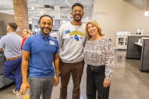 Rashad Rayford, Steadman Bell y Tina Parker en el Business After Hours de la Cámara de Comercio de Clarksville en Furniture Connection el 17 de octubre de 2024. (Wesley Irvin)