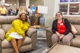 Dra. Deanna Webster y Wendy Sullivan en el Business After Hours de la Cámara de Comercio de Clarksville en Furniture Connection el 17 de octubre de 2024. (Wesley Irvin)