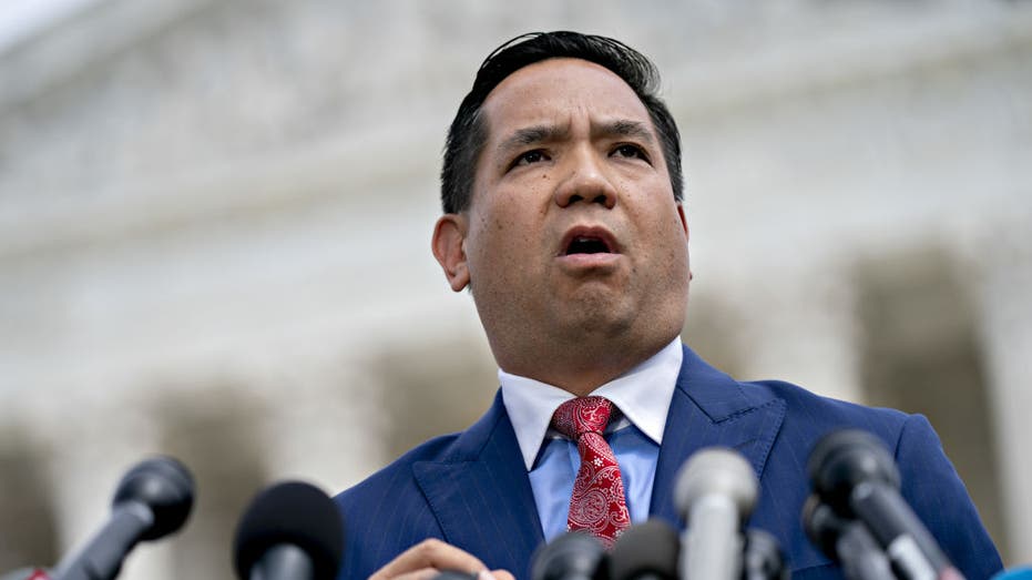 Sean Reyes, fiscal general de Utah, habla durante una conferencia de prensa frente a la Corte Suprema en Washington, DC, EE. UU., el lunes 9 de septiembre de 2019. Un grupo de 50 fiscales generales abrió una amplia investigación sobre si las prácticas publicitarias de Alphabet Inc. Google viola las leyes antimonopolio. Fotógrafo: Andrew Harrer/Bloomberg vía Getty Images