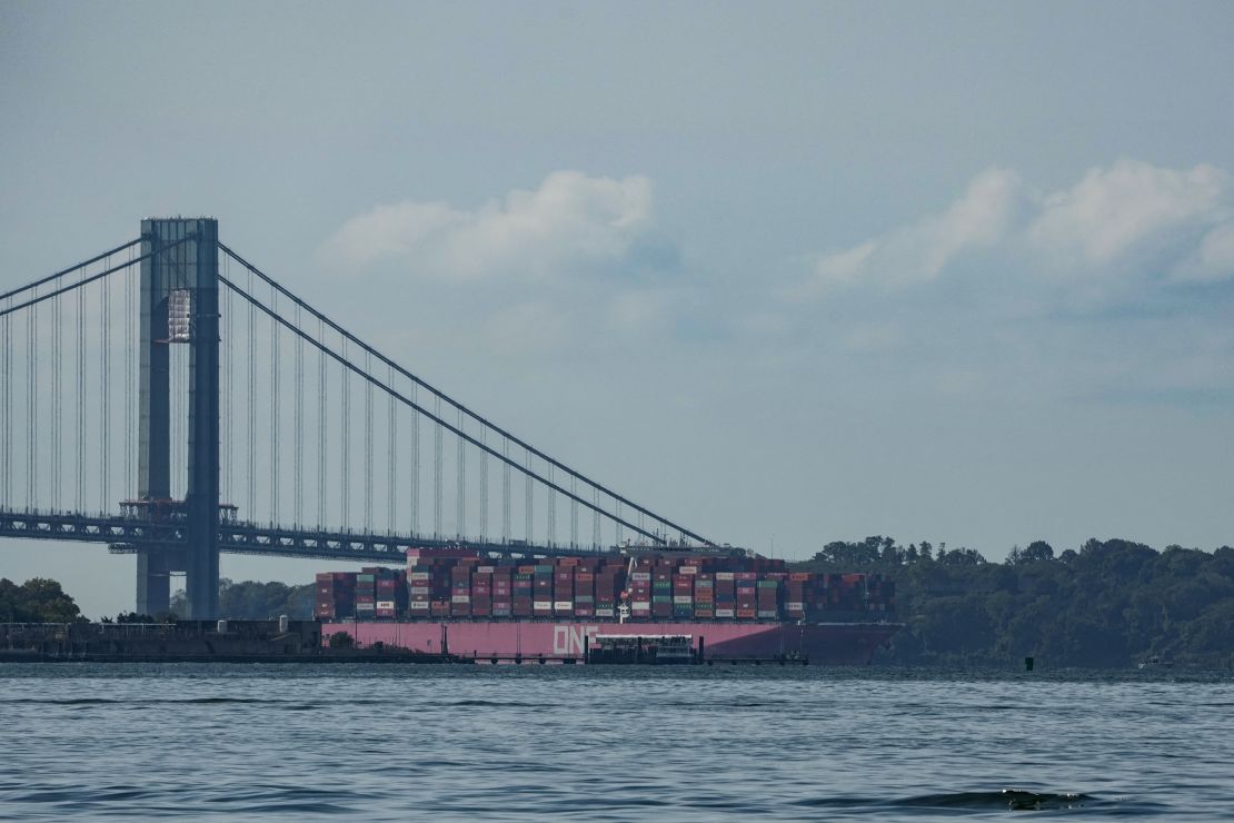 El portacontenedores One Falcon pasa por el puente Verrazano en el puerto de Nueva York a su llegada el 4 de octubre de 2024.